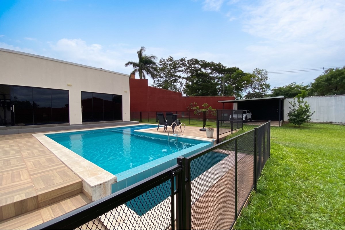 Casa moderna con piscina en venta en Tres Bocas