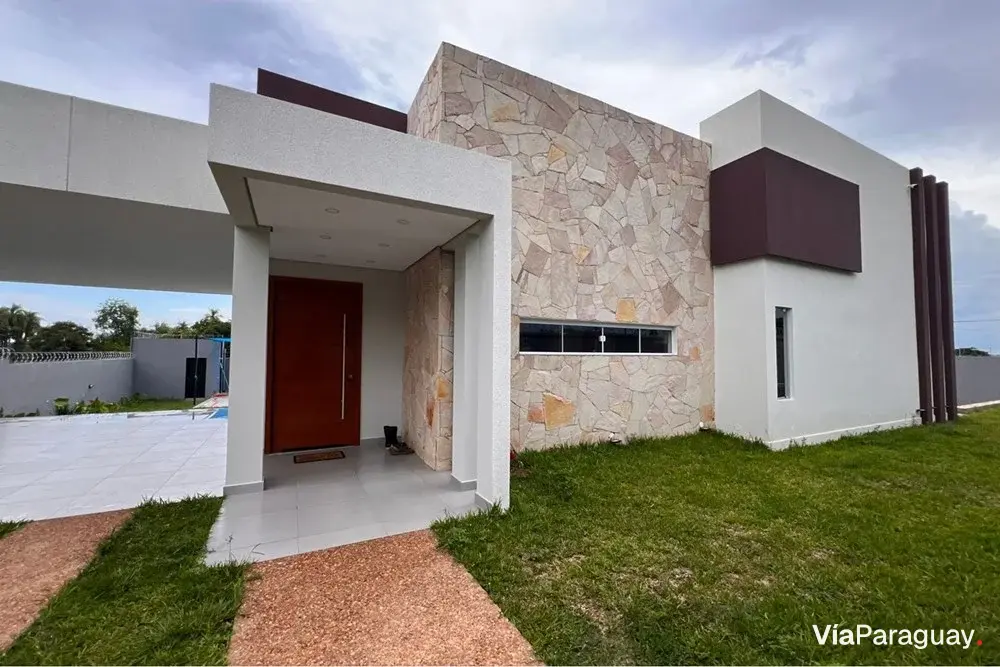 Modern house for sale in Caacupé with pool