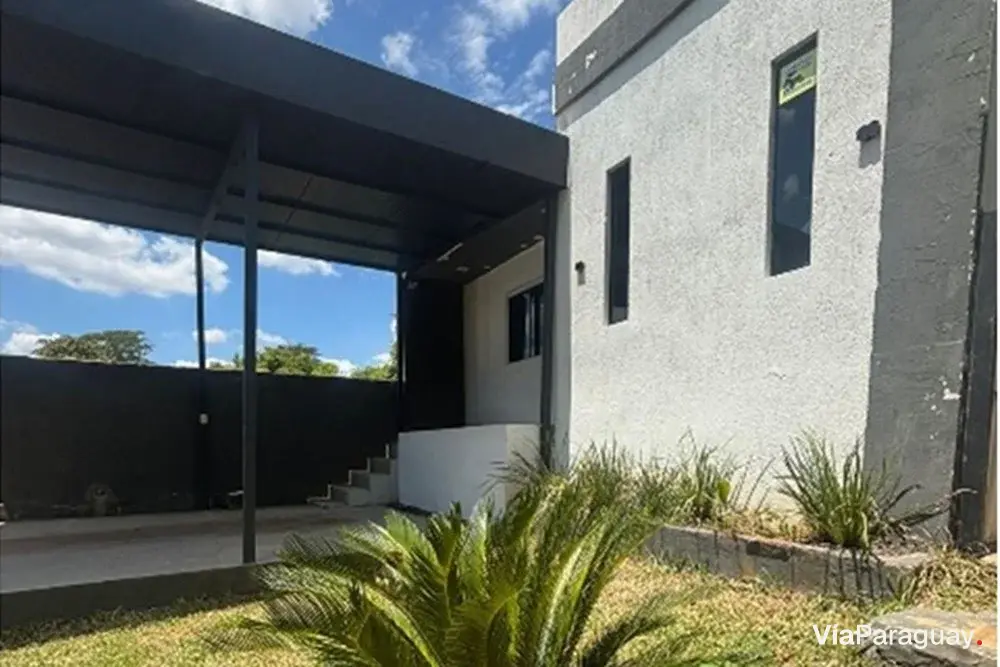 Casa moderna à venda em Mariano Roque Alonso