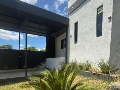 Casa moderna à venda em Mariano Roque Alonso