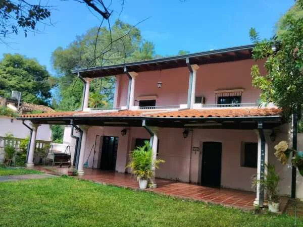 Casa quinta colonial en venta en Areguá, Central