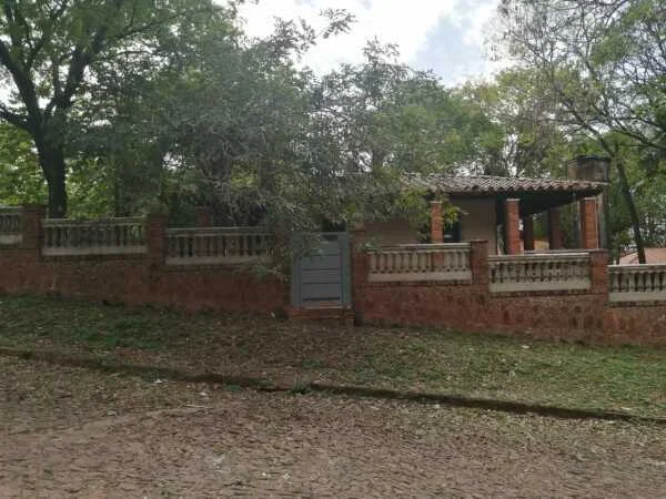 Casa-sítio colonial à venda em Areguá – vista para o lago