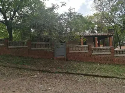 Casa-sítio colonial à venda em Areguá – vista para o lago
