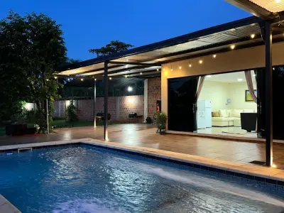 Casa de campo com piscina e área gourmet coberta à venda em Aldama Cañada, Itauguá