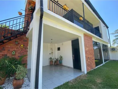 Casa quinta en venta en Areguá con piscina y quincho