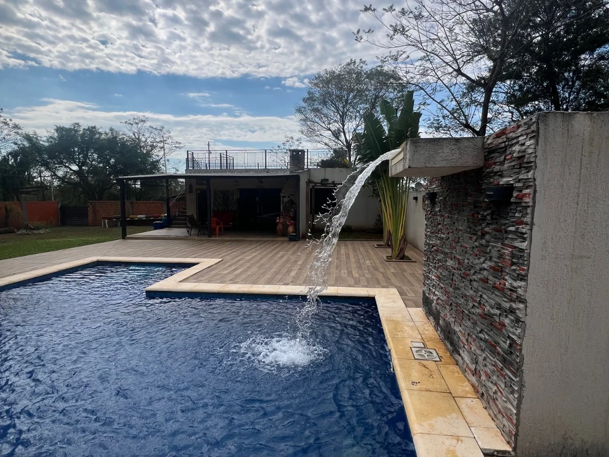 Casa de Campo com Piscina e Churrasqueira à Venda no Centro de Pirayú