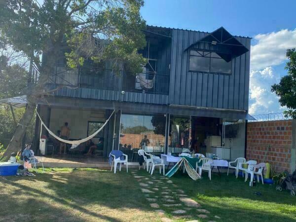Casa de campo à venda em Itauguá | Com piscina e quadra de vôlei