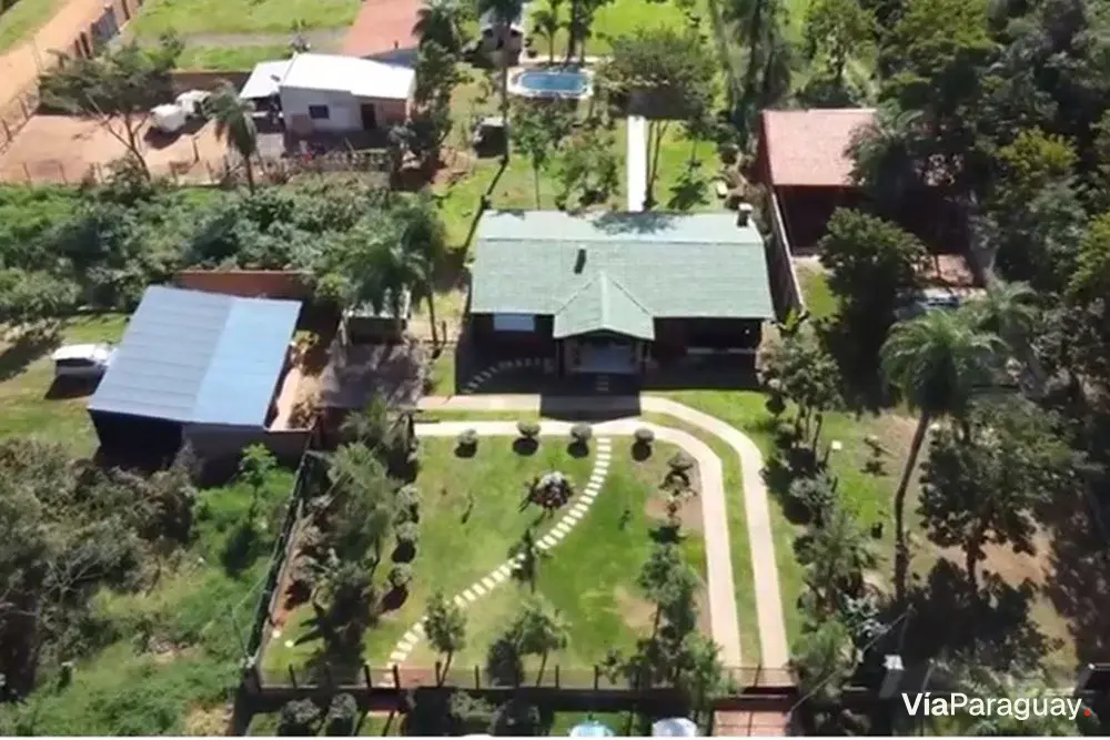 House with large grounds for sale in Mora Kue, Luque