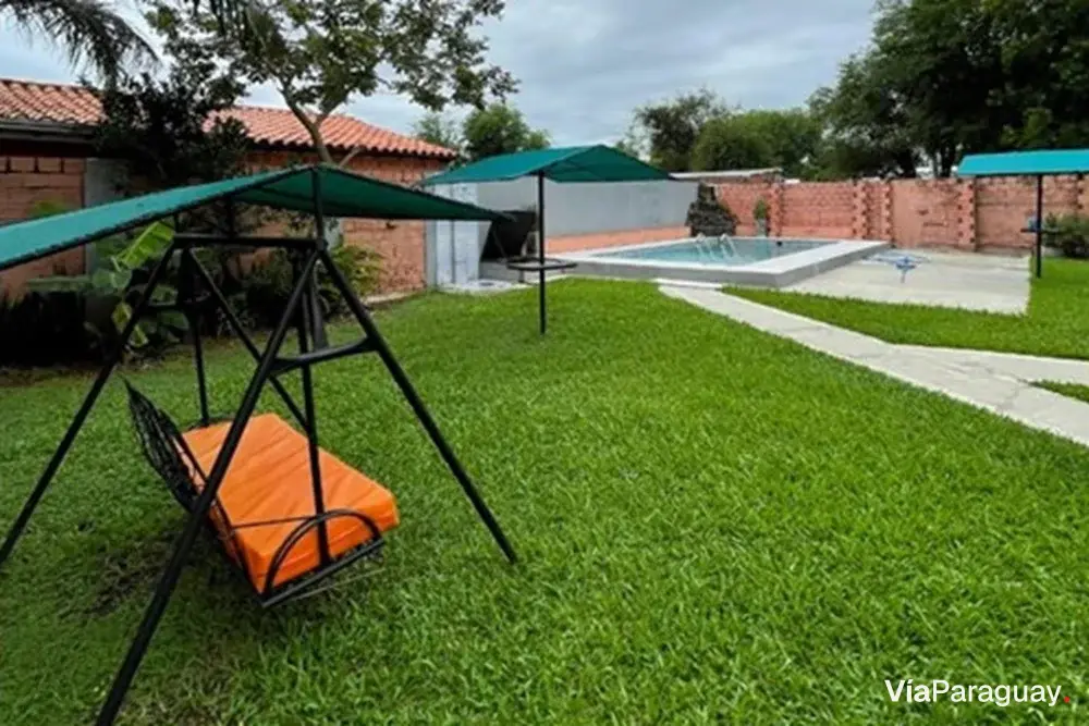 Casa quinta en venta en Villa Hayes con piscina y quincho