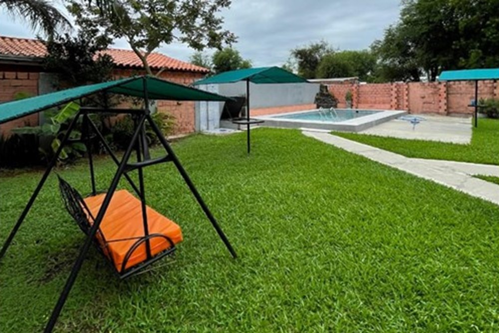 Casa quinta en venta en Villa Hayes con piscina y quincho