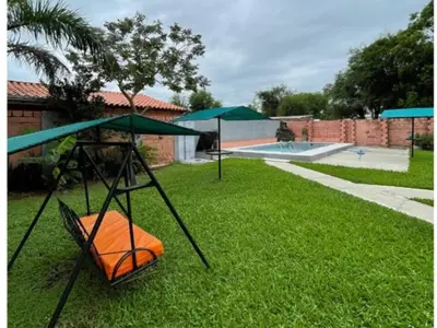 Casa quinta en venta en Villa Hayes con piscina y quincho