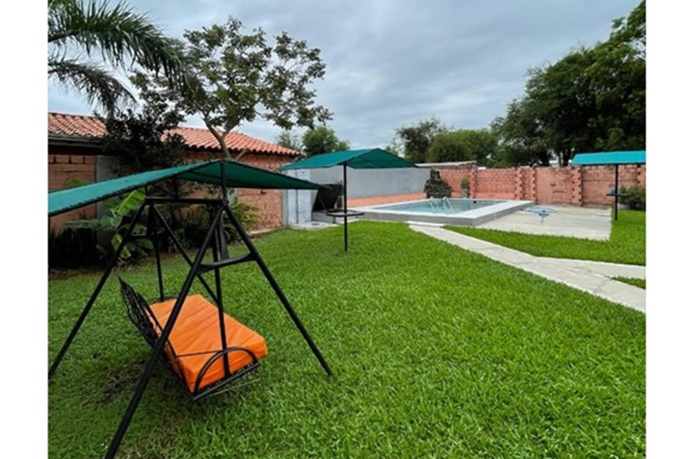 Casa quinta en venta en Villa Hayes con piscina y quincho