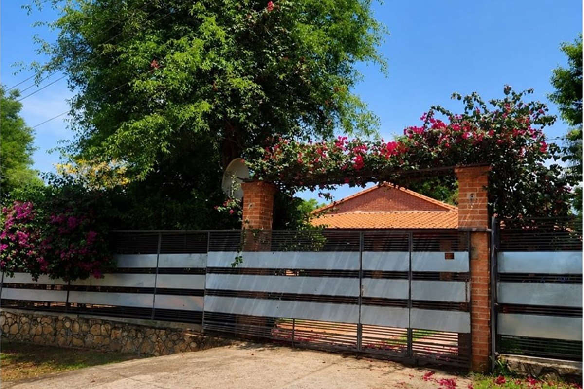 Casa de campo à venda em Ytú, Caacupé, com jardim e quincho