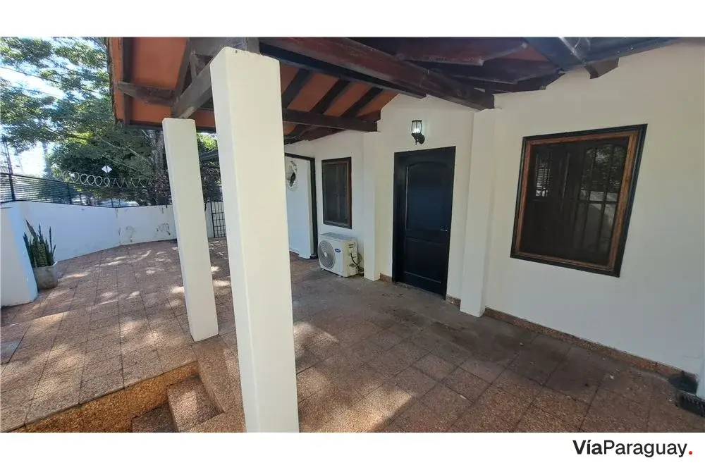 Casa reformada à venda em esquina, Seminário, Assunção