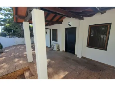 Casa reformada à venda em esquina, Seminário, Assunção