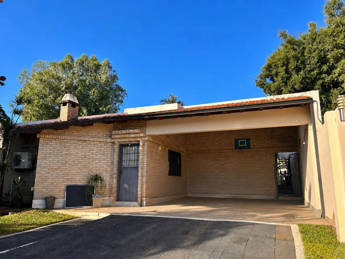 Casa semi-mobiliada para alugar no Bairro Felicidad, Lambaré