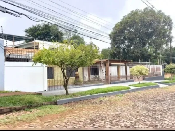 Casa semiamoblada en venta en Área 1, Ciudad del Este — 430 m²
