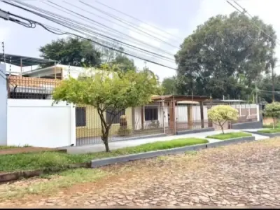 Casa semiamoblada en venta en Área 1, Ciudad del Este — 430 m²