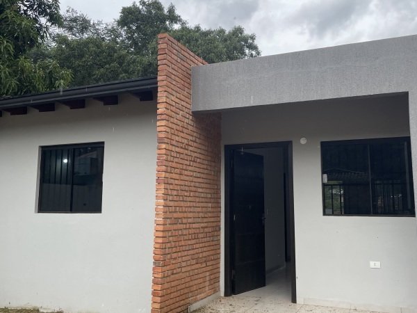 Casa tipo chalé nova à venda em Ñemby, Pa'i Ñu