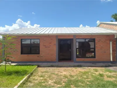 Casa para alugar em Mora Kue, Luque, com jardim e churrasqueira