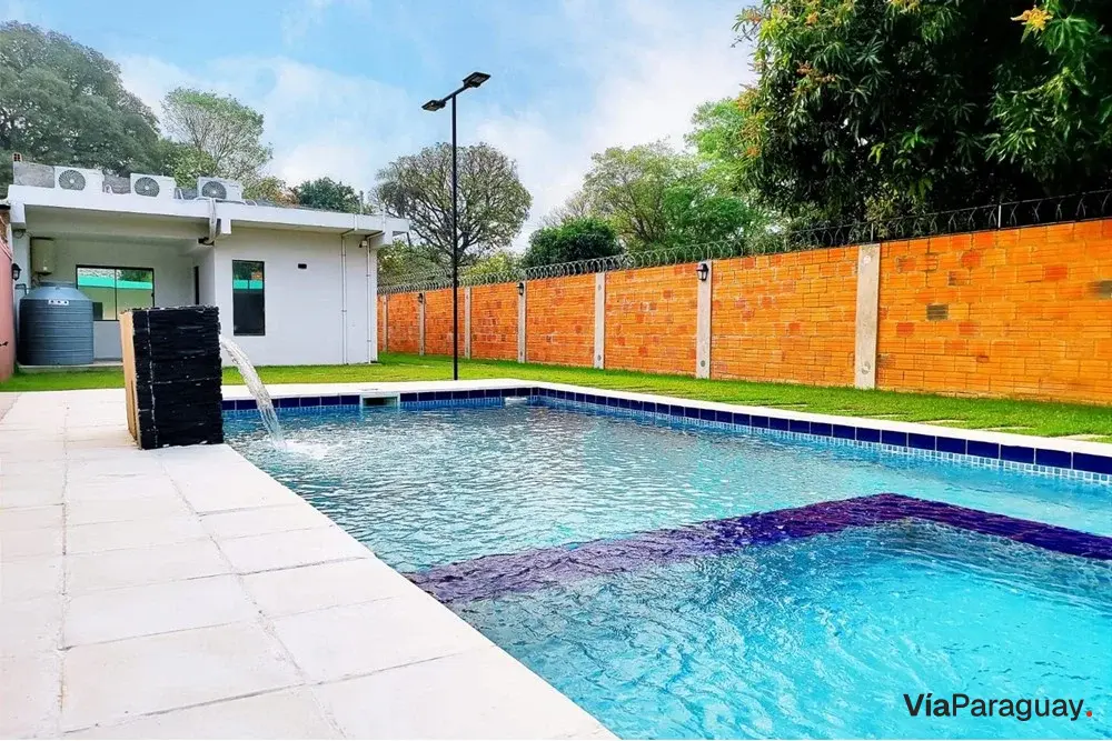 Chalet en venta con piscina y patio en Luque
