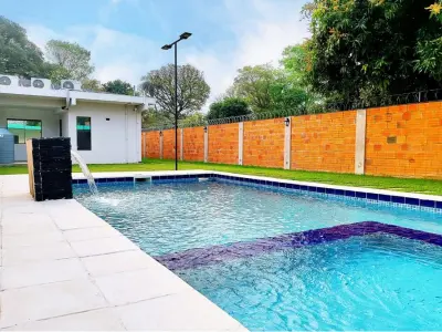 Chalet en venta con piscina y patio en Luque