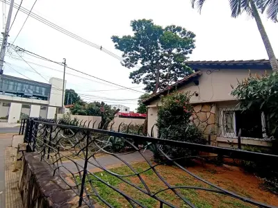 Chalet en venta en esquina, Barrio Villa Aurelia