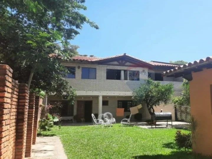 Complexo de três casas independentes à venda no bairro Jara, Assunção