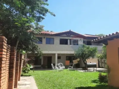 Complexo de três casas independentes à venda no bairro Jara, Assunção