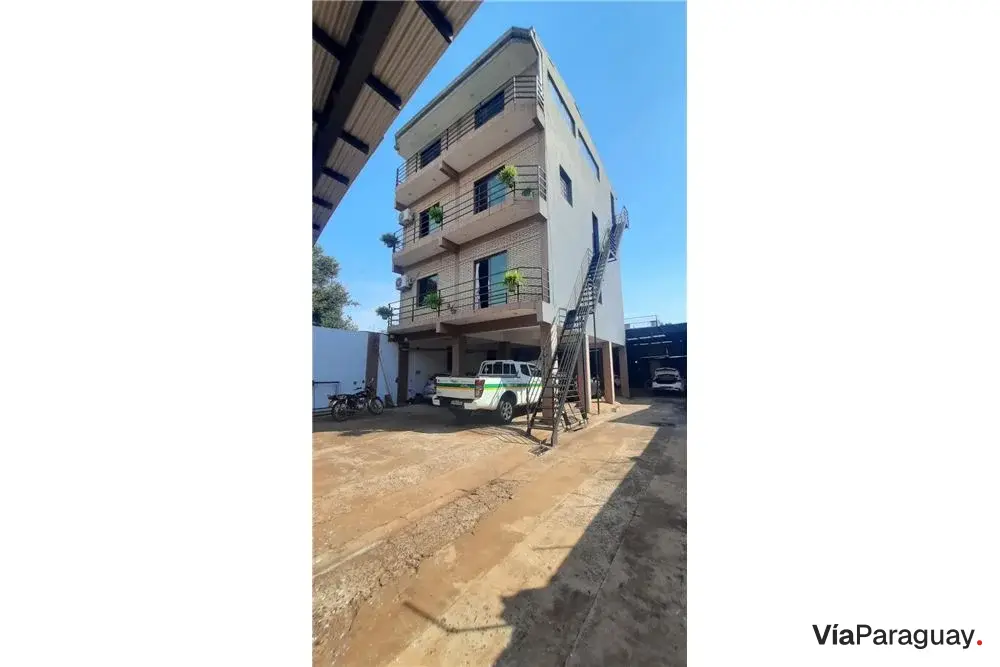 Apartamento à venda com amplo pátio em Encarnación