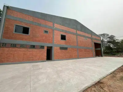 Depósito com escritório à venda em Mariano Roque Alonso — 700 m² construídos