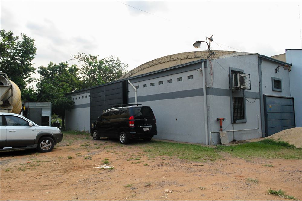 Commercial warehouse/house for sale in Ñemby