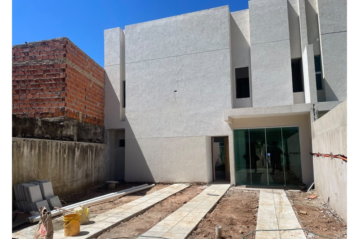 3-bedroom duplex with en-suite bedrooms for sale in Laurelty