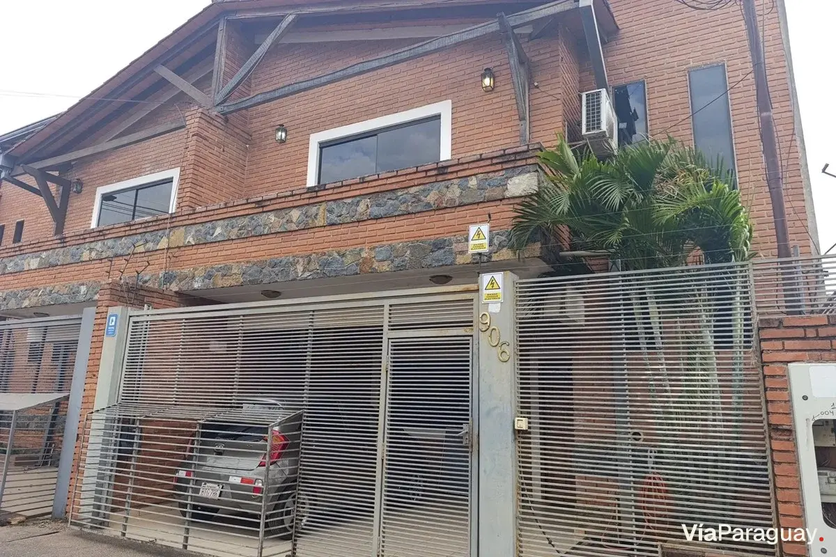 Four-bedroom duplex for sale in Luque