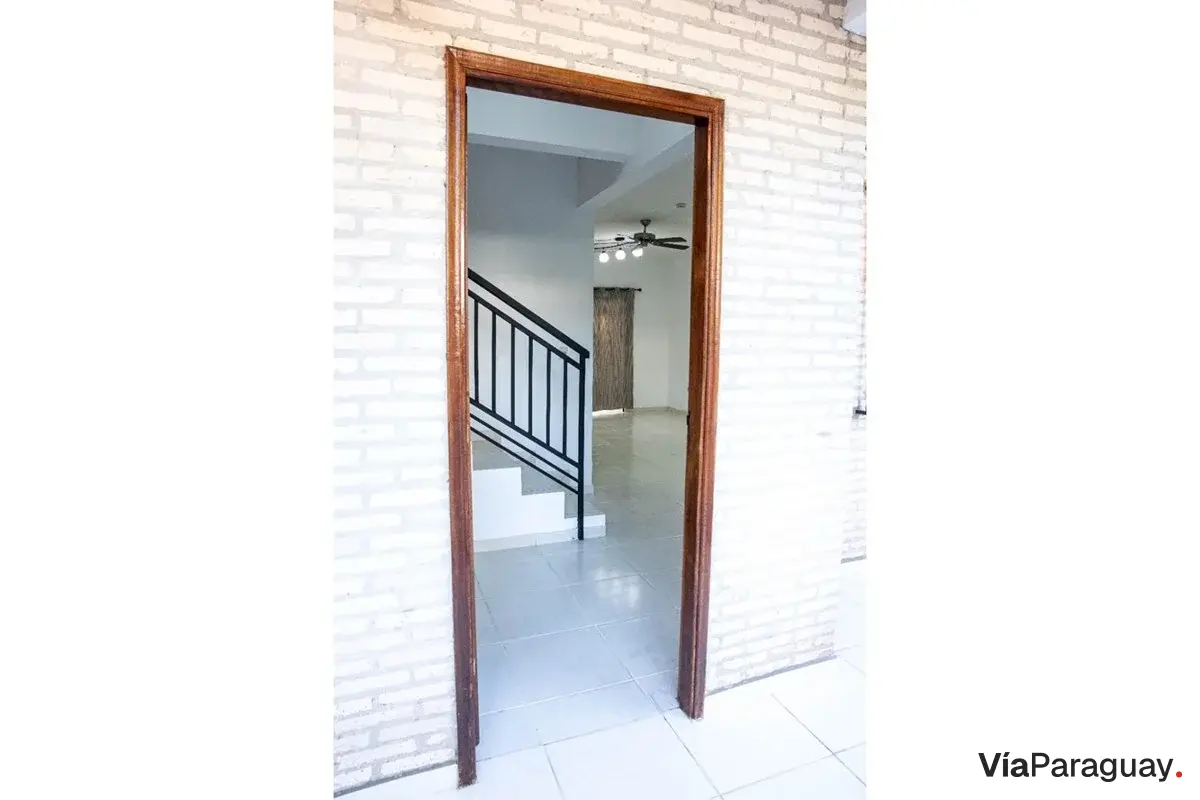Dúplex en venta con patio en Lambaré, Condominio Econatura 5