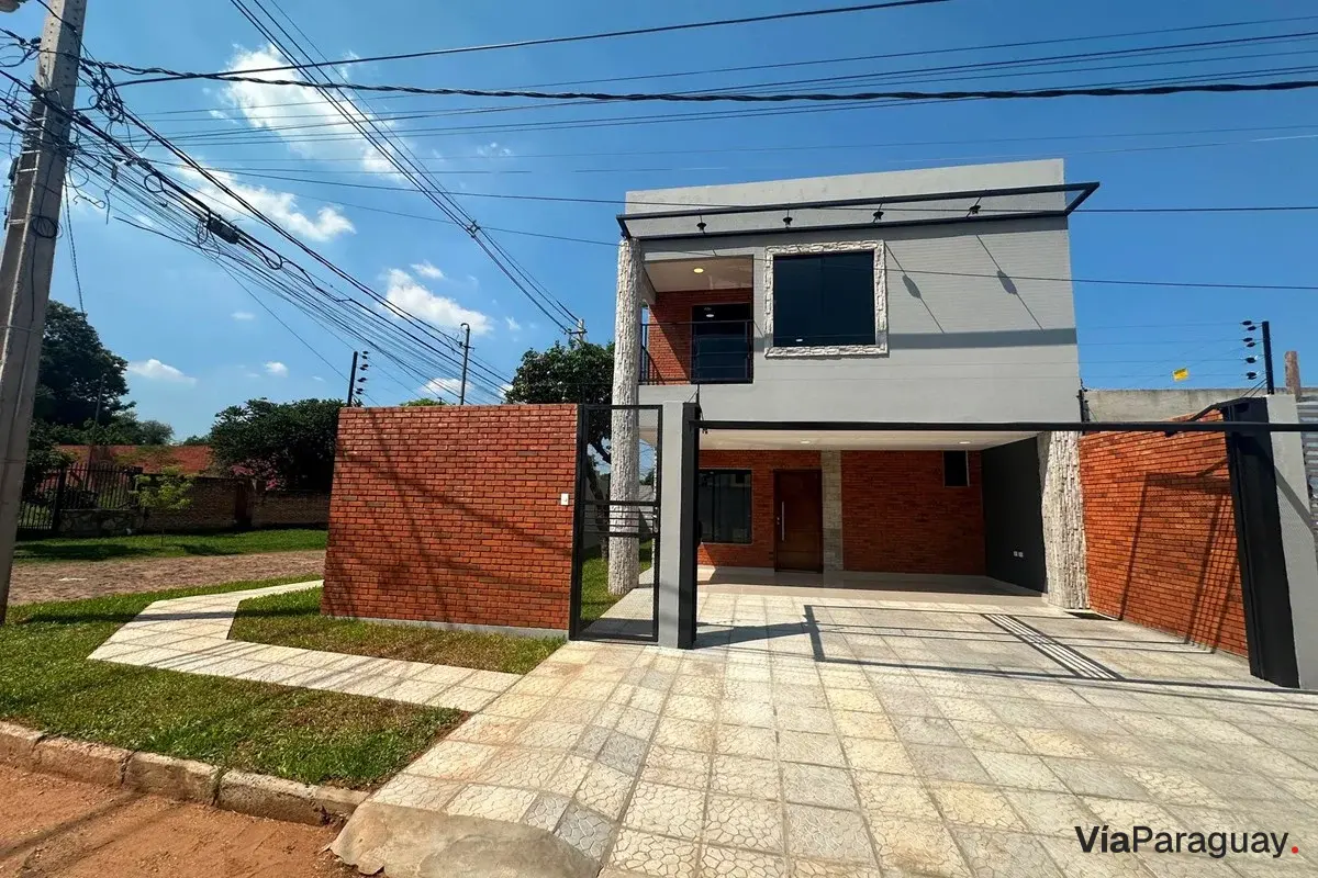 Dúplex en venta en esquina, zona Yacht, Lambaré