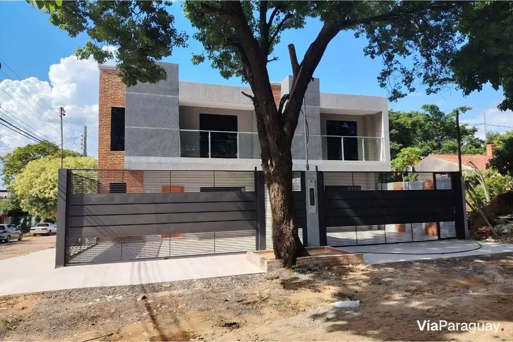 Dúplex en venta en Fernando de la Mora con 3 dormitorios