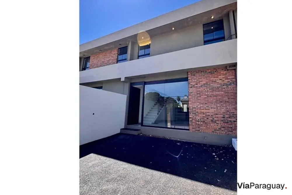 Dúplex en venta en Lambaré con 4 dormitorios