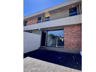 Dúplex en venta en Lambaré con 4 dormitorios