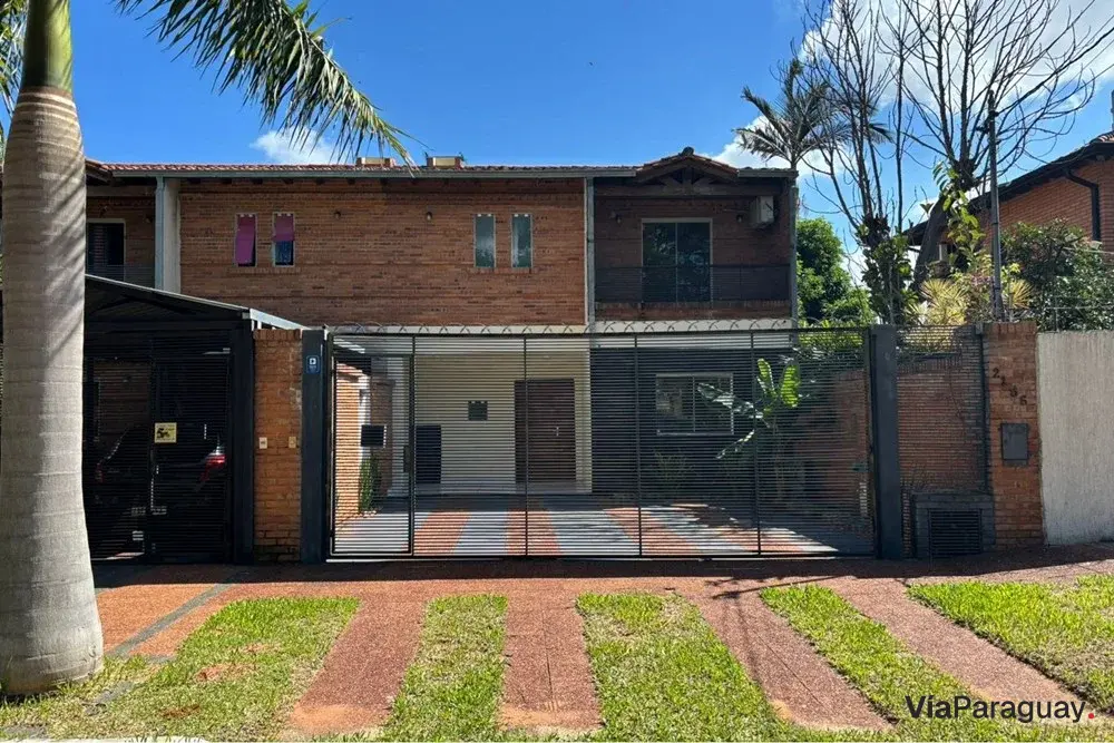 Duplex à venda em Lambaré com piscina e churrasqueira