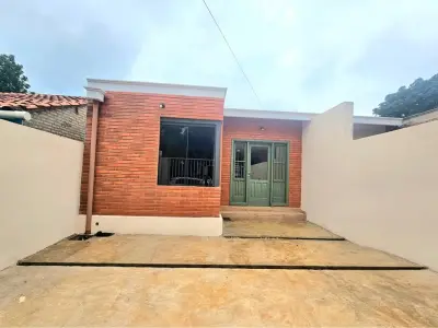 Dúplex en venta en Luque, 2 dormitorios con jardín