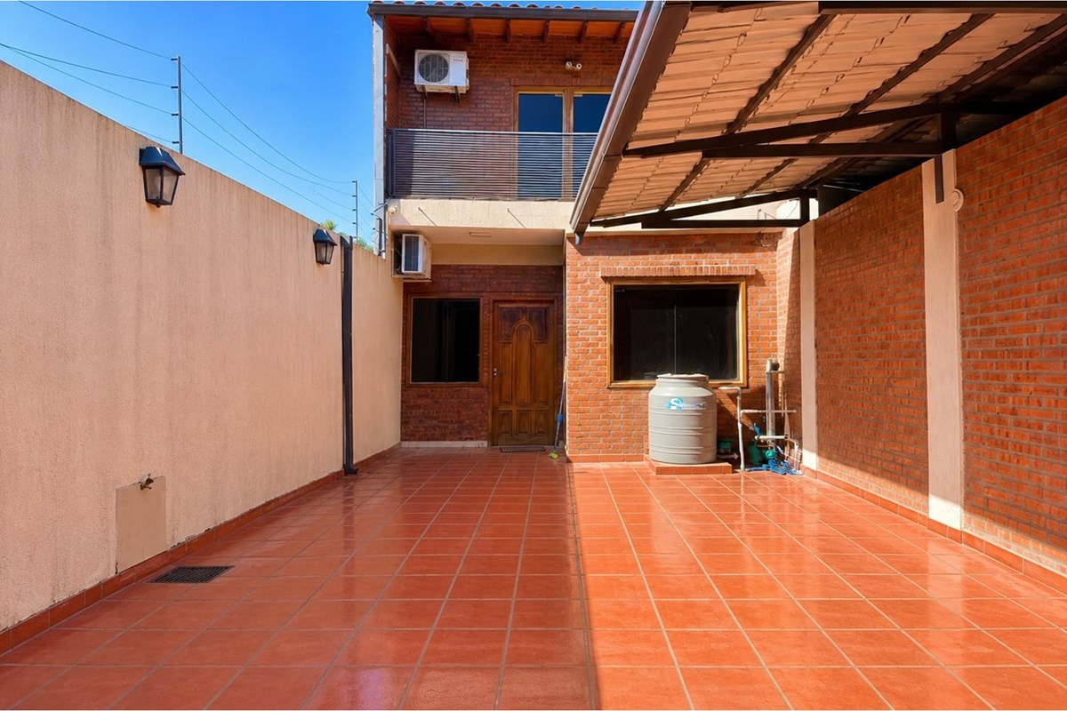 Dúplex en venta en Mariano Roque Alonso con 4 dormitorios
