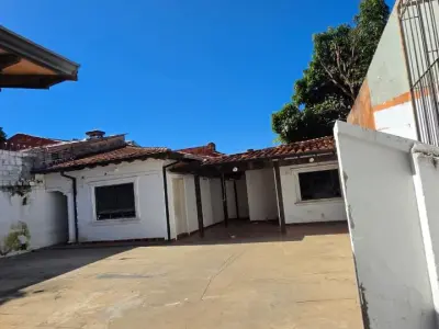 Edificio comercial de dois pisos em Los Laureles