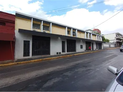 Edifício comercial à venda com salas e apartamentos em San Roque