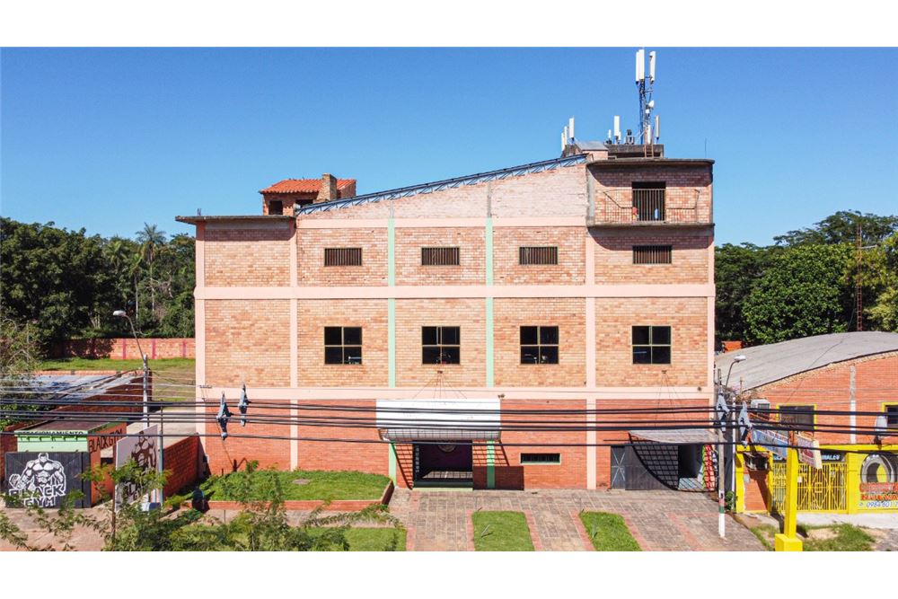 Edificio comercial en venta sobre Av. Las Residentas, Luque