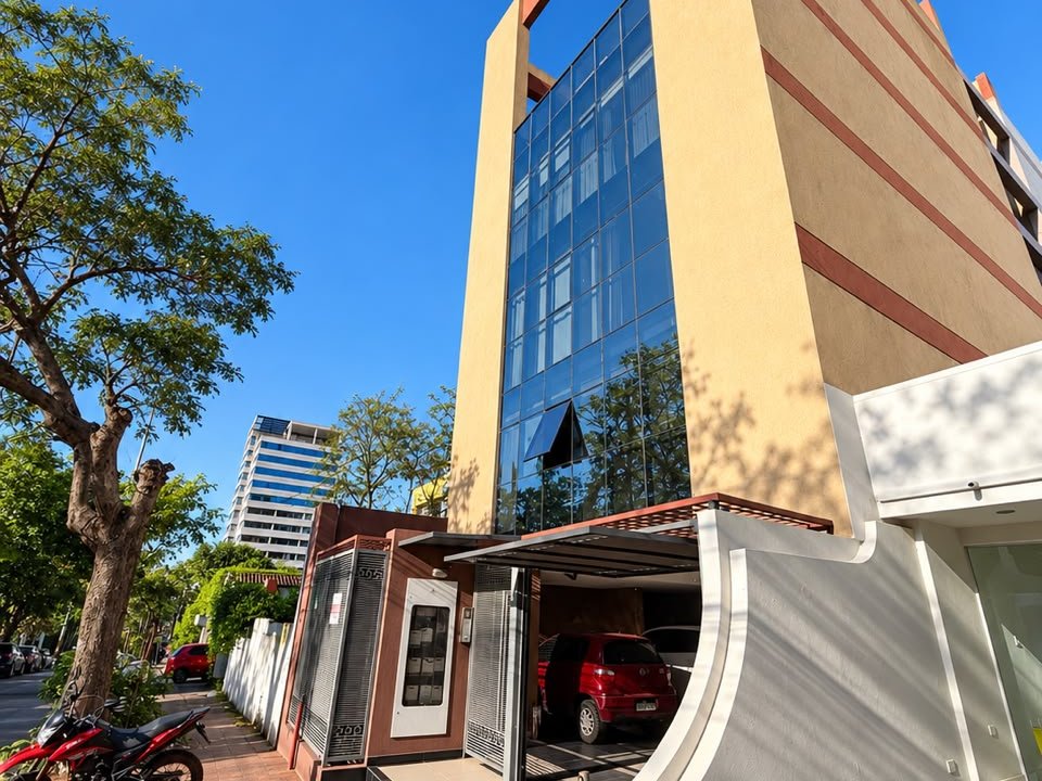 Five-story corporate building for sale in Recoleta