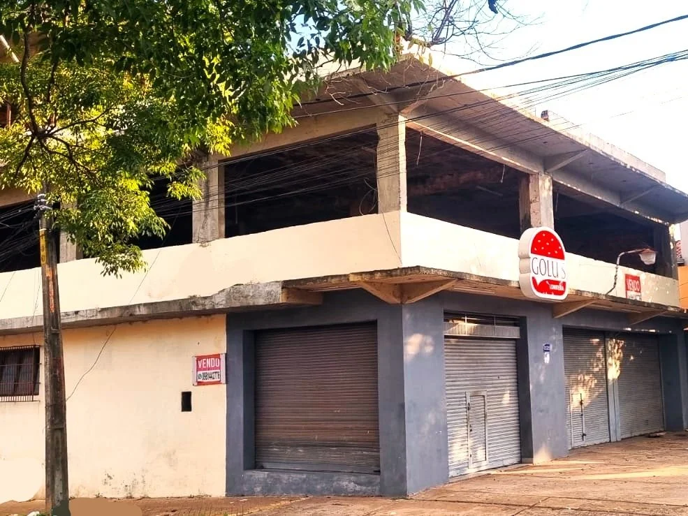 Corner building for sale on Avda. Colón, Asunción