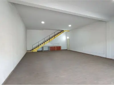 Edifício multifuncional à venda com salas comerciais em San Roque