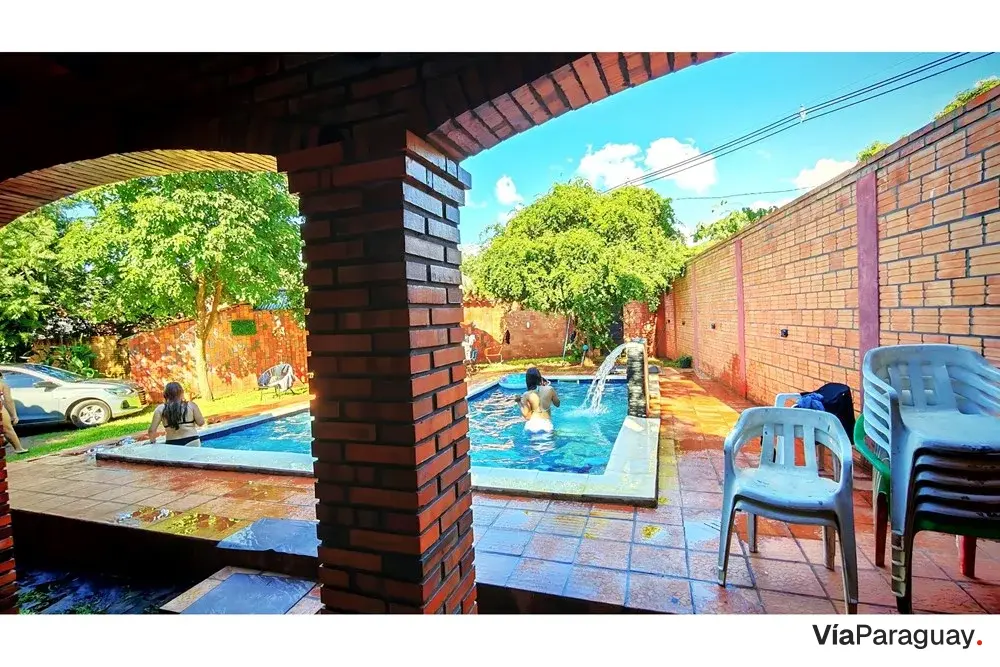À venda: local, casa e quinta com piscina em Itauguá