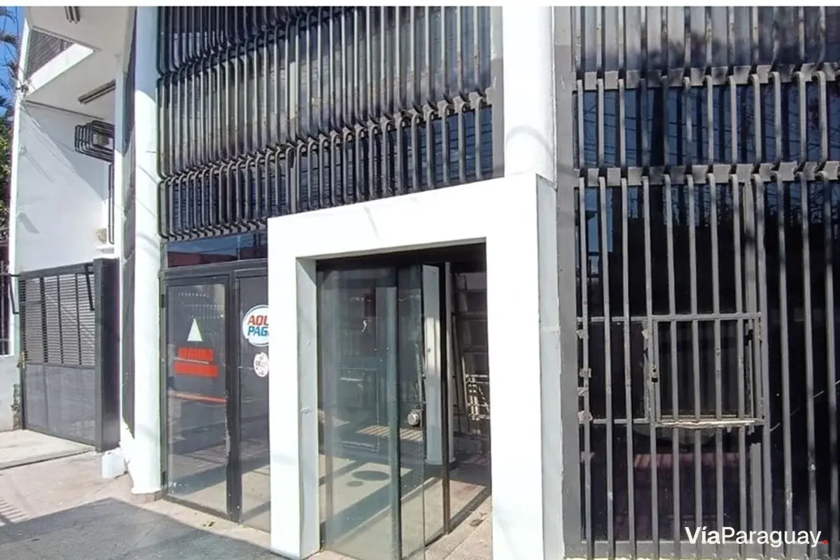 Local comercial en alquiler con entrepiso sobre Acceso Sur